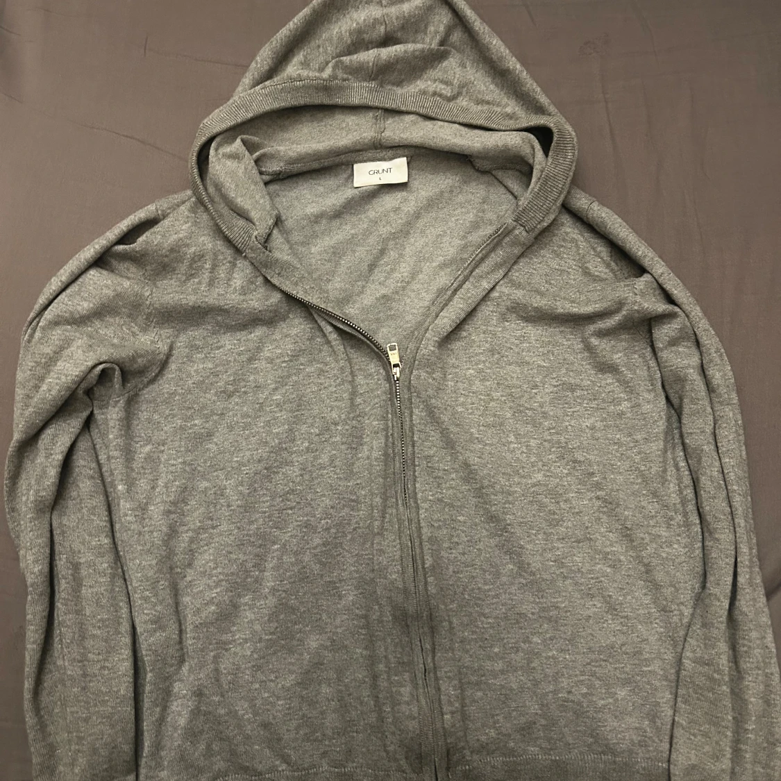 Grå hoodie med dragkedja från Grunt