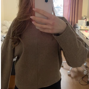 Brun stickad tröja med rak passform - Mysig brun stickad tröja med rak passform. Tröjan har långa ärmar och en enkel, stilren design utan synliga detaljer. Perfekt till hösten!🍁