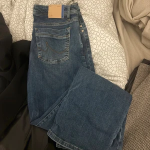 Blå Molly jeans från l.t.b, low rise - Säljer ett par blå Molly jeans från l.t.b med låg midja och klassisk femficksdesign. Jeansen har snygga kontrastsömmar och raka ben. Perfekta för dig som gillar en avslappnad och tidlös look.