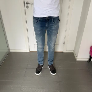 Replay Anbass Hyperflex Jeans  - Säljer nu dessa Replay Anbass Hyperflex jeans, W32 o L34, skriv för fler bilder/frågor🙌🏼