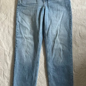 Ljusblå jeans från Vero Moda - Snygga ljusblå jeans från Vero Moda med raka ben och normal passform. Lite slitage som design, på fickorna samt längt ned på jeansen