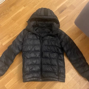 Peak performence jacka - Tja säljer denna snygga peak performence jacka i storlek 160 passar dig runt 160-167 bäst. 10/10 skick bara en lite defekt alltså ett hål som lagats på högra armar ungefär i mitten vid armbågen. Syns inte jätte mycket. Nypris runt 2000kr