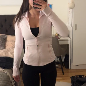 lululemon storlek 2 - helt ny oanvänd rosa lululemon i storlek 2. skriv privat om ni vill ha fler bilder eller några frågor🥰