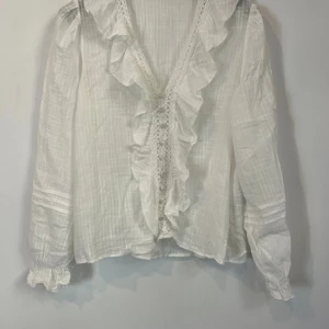 Zara blus - Jätte fin vit blus från Zara, helt slutsåld. Säljer då den inte kommer till användning