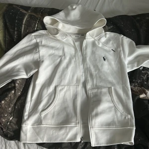 Vit hoodie från Ralph Lauren - Vit Ralph lauren hoodie som är använd typ 2 gånger. Den är som ny och inga problem. Storlek S men passar också M. Hör av er vid frågor .