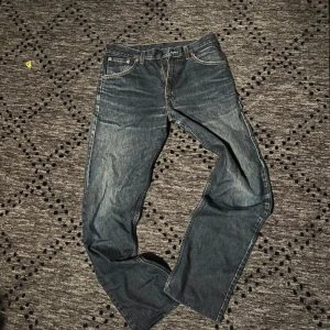 VINTAGE Levi’s 511 32/33 - Otroligt feta regular passform levis i storlek 32/32, tvätten är så sjukt snygg o har as najs detaljer pågrund av användning. Aldrig sett sån här design på LEVI’S, riktigt najs. Sitter perfekt över skorna och är en regular passform. Är egentligen längd 34 men de är mätta till 33 inches så de sitter som 32/33