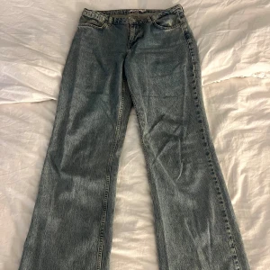 Blå raka jeans från NA-KD - blå jeans från NA-KD med raka ben och låg midja. Jeansen har bälteshällor och en snygg tvättad finish. Nypris: 699kr❤️