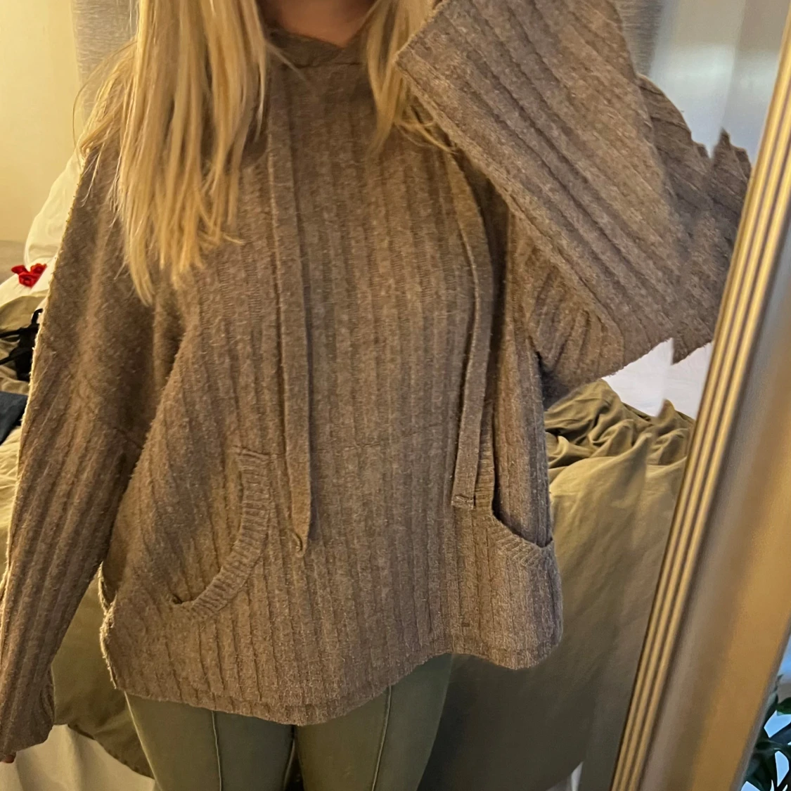 Ribbad beige hoodie med huva - 3