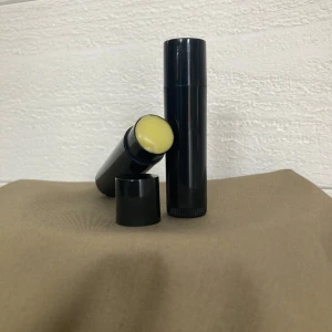 Läppbalsam av Ringblomms salva - Läppbalsam med mjuk, gulaktig formula i stilren svart plastförpackning. Perfekt att ha med sig i väskan för att hålla läpparna återfuktade och smidiga. Enkel att applicera tack vare den klassiska stiftformen. Salvan innehåller Ringblomma, olivolja och bivax.