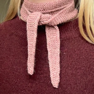 Handstickad rosa halsduk / scarf - Söt rosa halsduk stickad av mig:) passar lika bra nu till hösten och vintern som till våren!💗