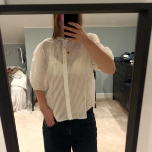 Blus med puffärm - Så söt vit blus med puffärm