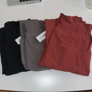 Chinos i svart, grått, brunt och rödbrunt - Säljer fyra par snygga chinos från Gina Tricot i färgerna svart, grå,brun och rödbrun. Byxorna har hög midja, bälteshällor, knäppning med två knappar och fickor fram och bak. Perfekta för en clean och stilren look. 100kr styck. Paketpris vid köp av flera