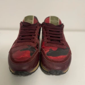 Valentino Rockrunner sneakers röd camouflage - Valentino rockrunners röda.                                             Skick 9/10.                                                                                  Inget og