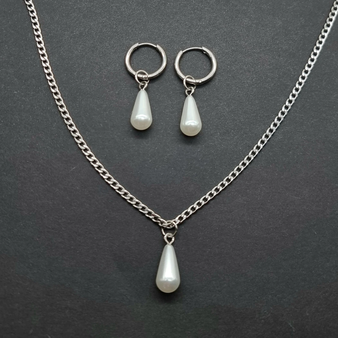 Set med halsband och örhängen med pärldroppar