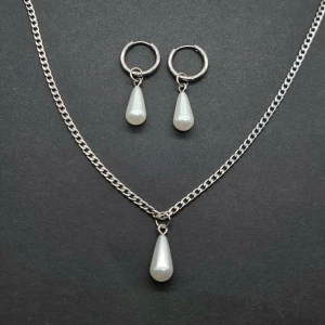 Set med halsband och örhängen med pärldroppar - Snyggt smyckeset med halsband och örhängen i silverfärgad metall. Material-rostfritt stål ❤️längd-40cm-45cm, örhängen-3,6cm