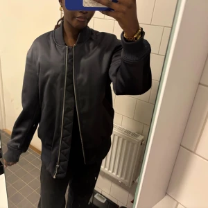 Mörkblå bomberjacka H&M - Eftertraktad bomberjacka från H&M som inte längre kommer till användning. Jackan är i super gott skick! Storlek XS men är oversize!🌸