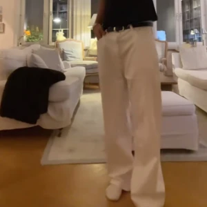 Vita loose fit jeans H&M - Feta vita jeans från H&M i loose fit-modell med raka ben och klassisk femficksdesign! Byxorna har midja med hällor för bälte och är tillverkade i mjukt bomullsmaterial.