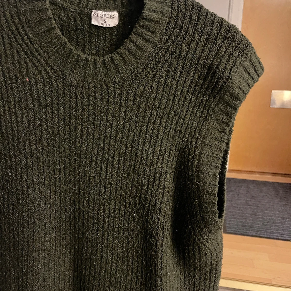 Mörkgrön stickad väst från Stories - 3