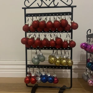 Glittriga julörhängen i mixade färger -  örhängen formade som små julgranskulor i massor av färger som röd, guld, silver, blå, rosa och lila. Vissa är glittriga och andra har metallicfinish. Perfekta för dig som vill sticka ut och sprida festlig stämning med accessoarer som verkligen syns. Perfekt att ha på julen, 25 kr paret