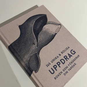 365 unika & roliga uppdrag – Boken som förändrar din vardag - En inspirerande bok fylld med 365 roliga och enkla utmaningar – en för varje dag! Perfekt för dig som vill göra vardagen mer spännande, testa nya saker och få motivation. Skriv, testa, upptäck och ha kul – ensam eller med vänner. Perfekt för unga som vill ha variation och överraskningar.