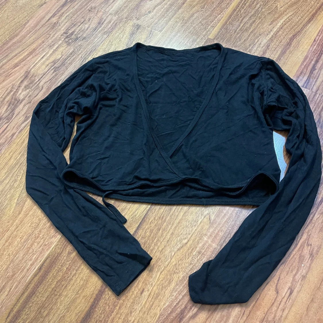 Svart croppad omlottopp med knyt - 1