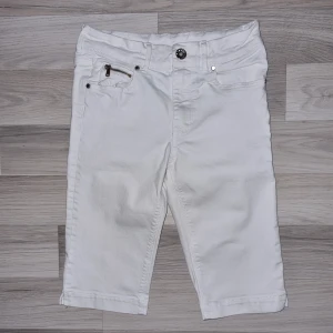 Vita denimshorts med dragkedjor H&M - Snygga vita denimshorts från H&M i klassisk femficksmodell. Shortsen har coola dragkedjedetaljer på fickorna både fram och bak samt knappstängning och bälteshällor. Perfekta för en fräsch och stilren look.