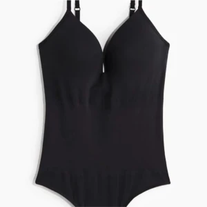 H&m body - Säljer den populära slutsålda bodyn från h&m. Med smala axelband och djup v-ringning. Snygg och trendig modell som passar till många tillfällen. Använd men fortfarande i bra skick! 