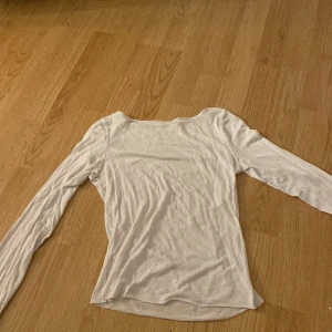 Intimissmi tröja - En enkel och stilren vit långärmad topp från intimissmi med båtringad hals. Tunt och mjukt material som känns skönt mot huden. 