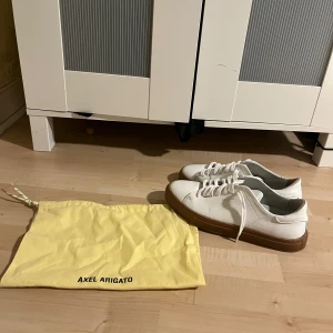 Vita Arigato sneakers  - Mycket bra skick med påse, priset kan diskuteras och såklart äkta!✅ 40 men passar absolut 41