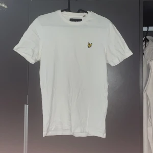Vit Lyle & scott t-shirt - Det är ett litet hål vid axeln men det går att sy enkelt:)