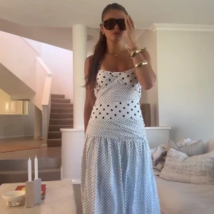 Populär sommarklänning med polka mönster - Säljer denna populära sommarklänningen med polka mönster. Är i helt nyskick, köptes för någon dag sedan. Perfekt för fest men även som en vardagsklänning. Inte mina bilder så fråga om du vill ha mer bilder🥰 Kolla gärna min andra annonser! Postar samma dag som du köper👍