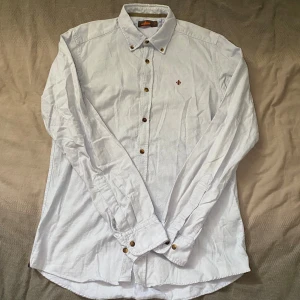 Ljusblå skjorta från Morris - Ljusblå skjorta från Morris i storlek M. Fint skick till ett bra pris. Nypris: 1995kr. Mitt pris: 249kr                     Vid frågor eller funderingar, tveka inte att höra av dig.