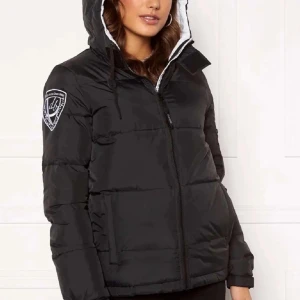 D.brand jacka💞 - Säljer min d.brand jacka då den ej används🫶🏼 Storlek xs, nypris var strax under 2000💘 