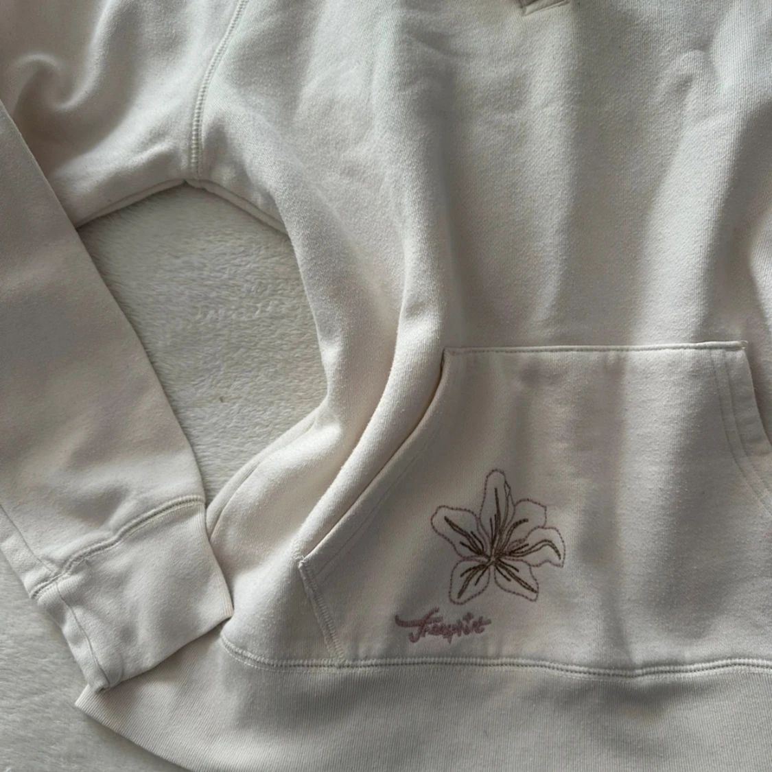 Krämvit hoodie från Freespirit med broderi - 1