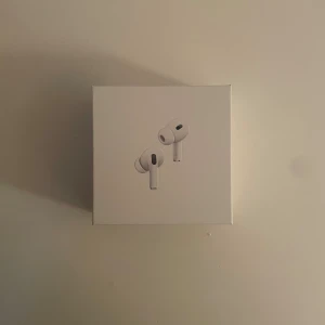 AirPods Pro (2nd generation) - Säljer ett par helt nya AirPods Pro 2 (andra generationen) – oöppnade i originalförpackning. Senaste modellen med aktiv brusreducering, transparensläge och adaptivt ljud. 