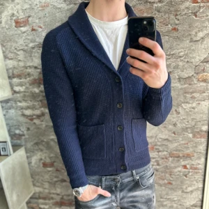 Hackett London Kashmir Cardigan - Helt ny, lite nopprig då den varit i garderoben. Storlek XS sitter också som S, passar dig som är mellan 175-185cm ungefär. Nypris ca 4000kr. Modellen är 185 cm, 79 kg. Passar bra nu till vintern. Skriv för mer information!🤝