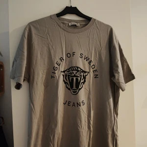 Tiger of Sweden large - Tiger of Sweden storlek large, prövad, tvättad och konstaterat för liten för mig. Gråbeige färg. Riktigt fräsch i en bra kombination med jeans.