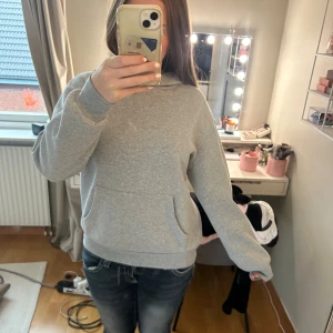 Grå basic hoodie med huva - Enkel och stilren grå hoodie från SHEIN med huva och magficka. Perfekt för chill dagar eller när du vill ha en avslappnad look. Mjuk bomullsblandning och ribbade muddar vid ärmslut och nederkant.