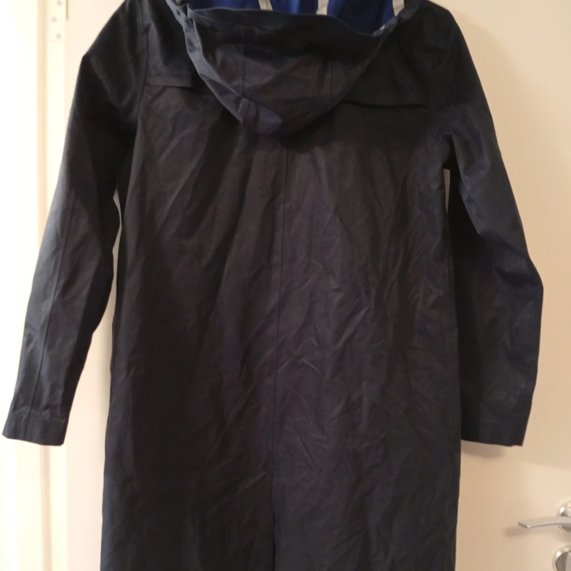 Marinblå regnjacka från Gant med huva - 1