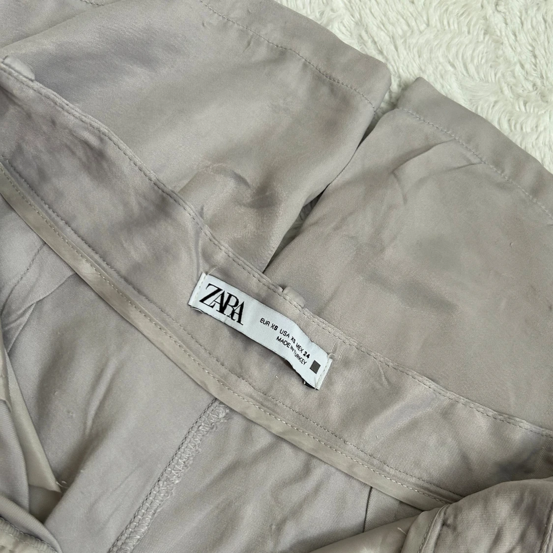 Ljusgrå vida satinbyxor från Zara - 2