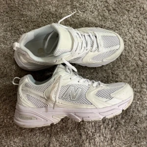 New Balance 530 - Sällsynta helt vita 530 NB. Storlek 40. Har tagit på mig dem 2 gånger, helt nya. 