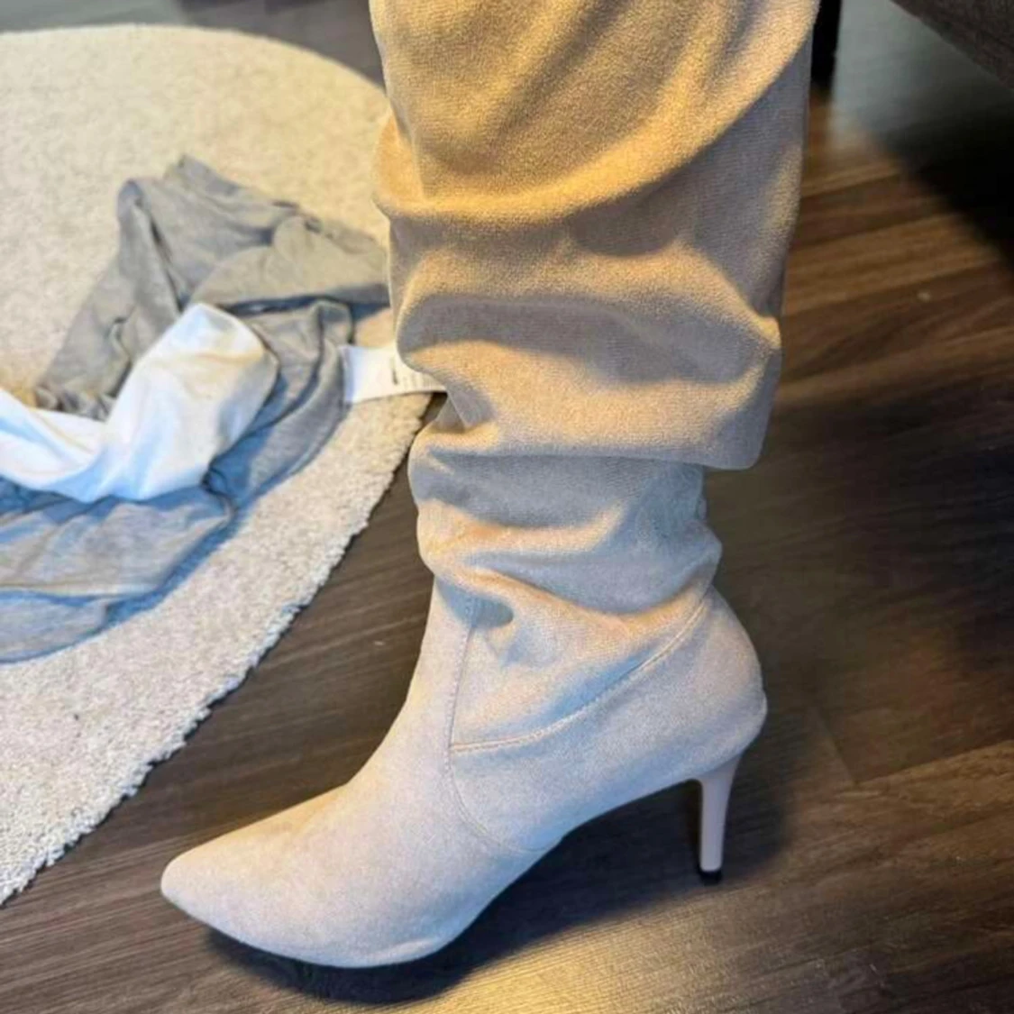 Beige stövletter med klack och spetsig tå - 1