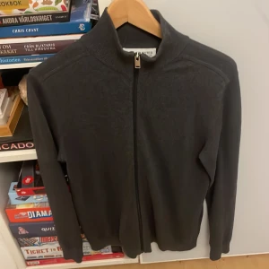 Svart kofta från Selected Homme - Stilren svart kofta från Selected Homme med hel dragkedja framtill och hög krage. Storlek S och pris kan diskuteras:) Det är är bara att skriva om du är intresserad:)