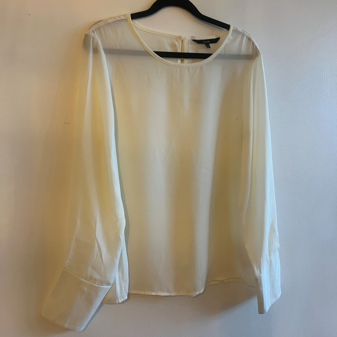 Vit blus med breda manschetter från Veromoda - 1