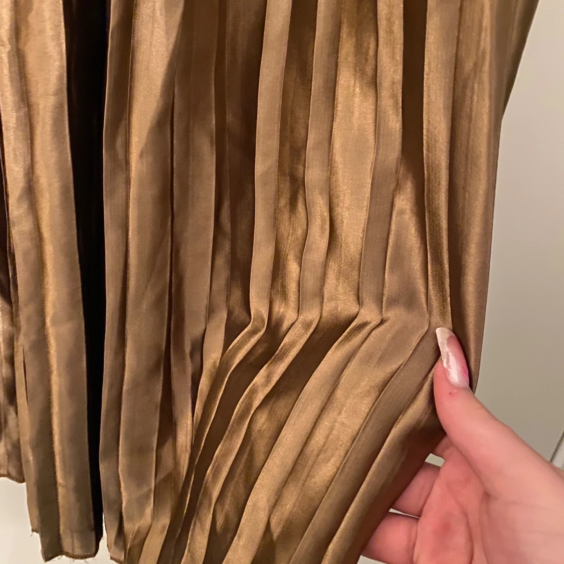 Plisserad guldbrun långkjol i satin - 3