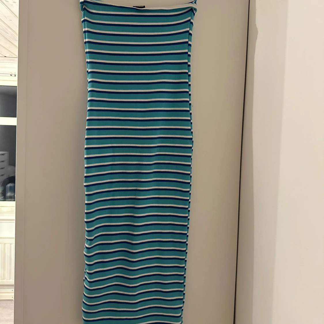 Randig blå axelbandslös långklänning - 3