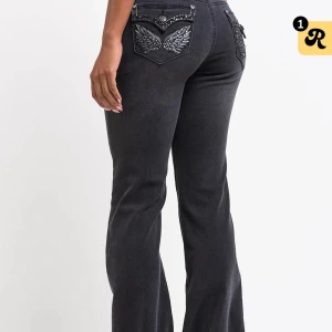 Svarta bootcut jeans - Lågmidjade jeans från madlady stl 38 tall. Bra skick nypris 700kr egna bilder kan tas. 