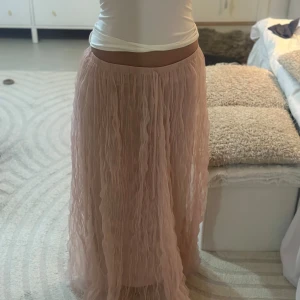 Ljusrosa långkjol i mesh - Ny drömmig puderrosa långkjol i mesh. Två lager, yttersta lagret i mesh