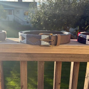 Navy blue läder skärp - Helt nya skärp för endast 349 kr, de är 1 one size. Handgjorda med mjukt högkvalitets läder med brodering i mörk blå och ljud blå färg. Gör så att din outfit sticker ut mer med Nordfors bälten!