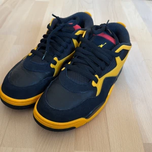 Nike Air Jordan 4 Retro svart/gul - Säljer ett par Nike Air Jordan 4 Retro i svart och gul med röda detaljer. köpta helt nya för 1600